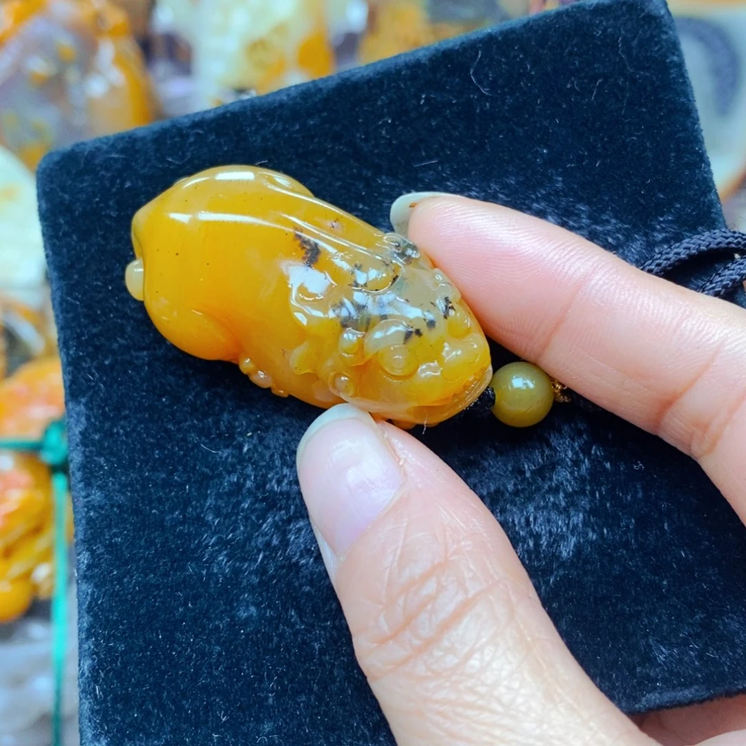 未镶嵌石英质玉（黄龙玉）颈饰