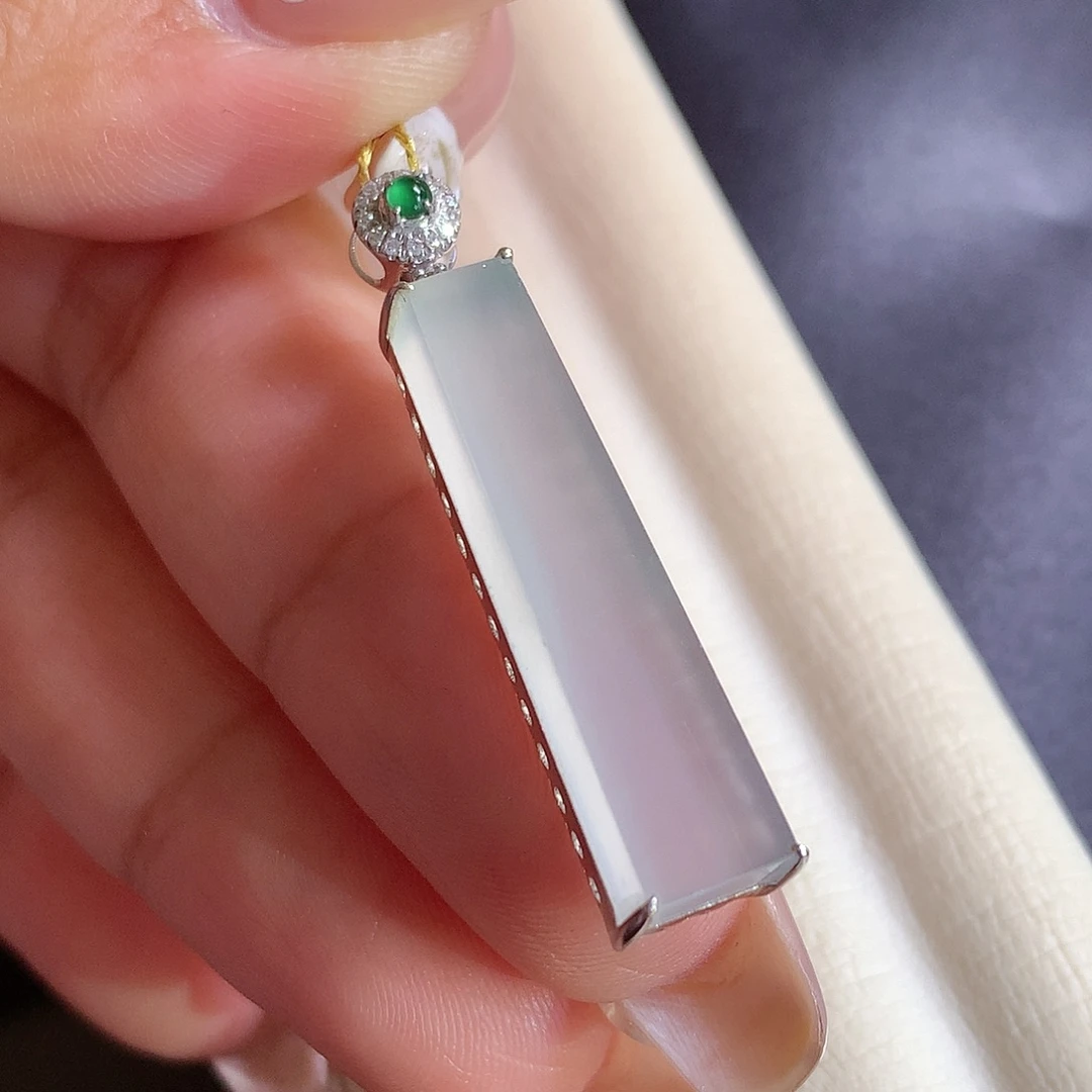 翡翠18K金镶嵌颈饰无事牌