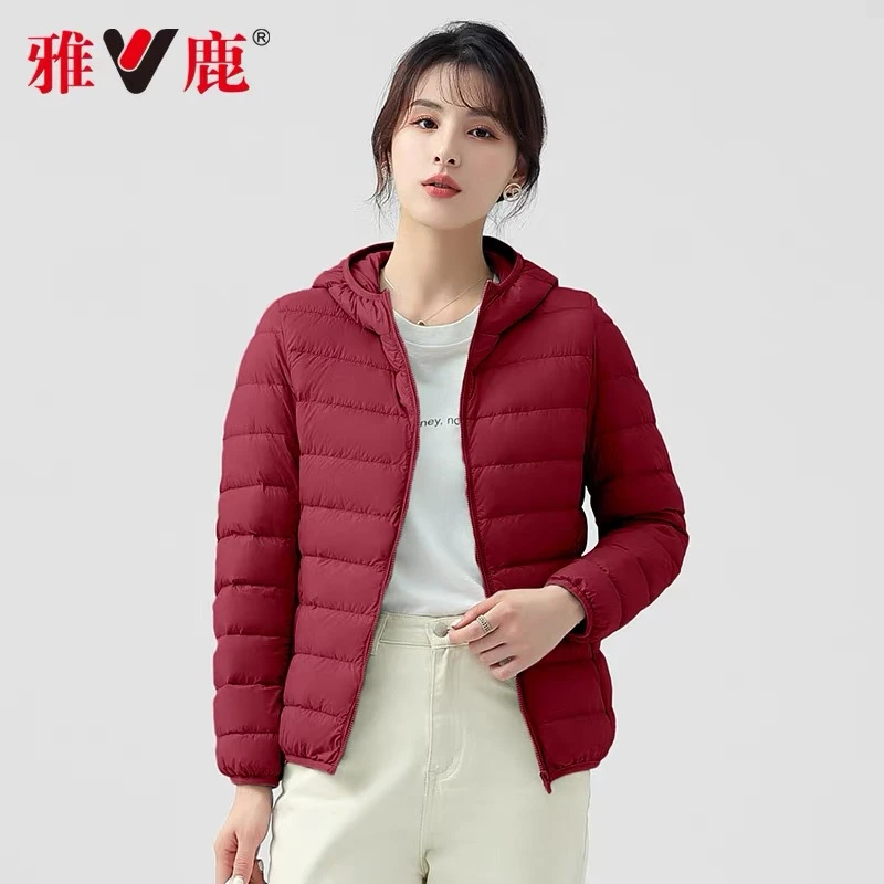 雅鹿羽绒服女士轻薄连帽款修身冬季保暖外套