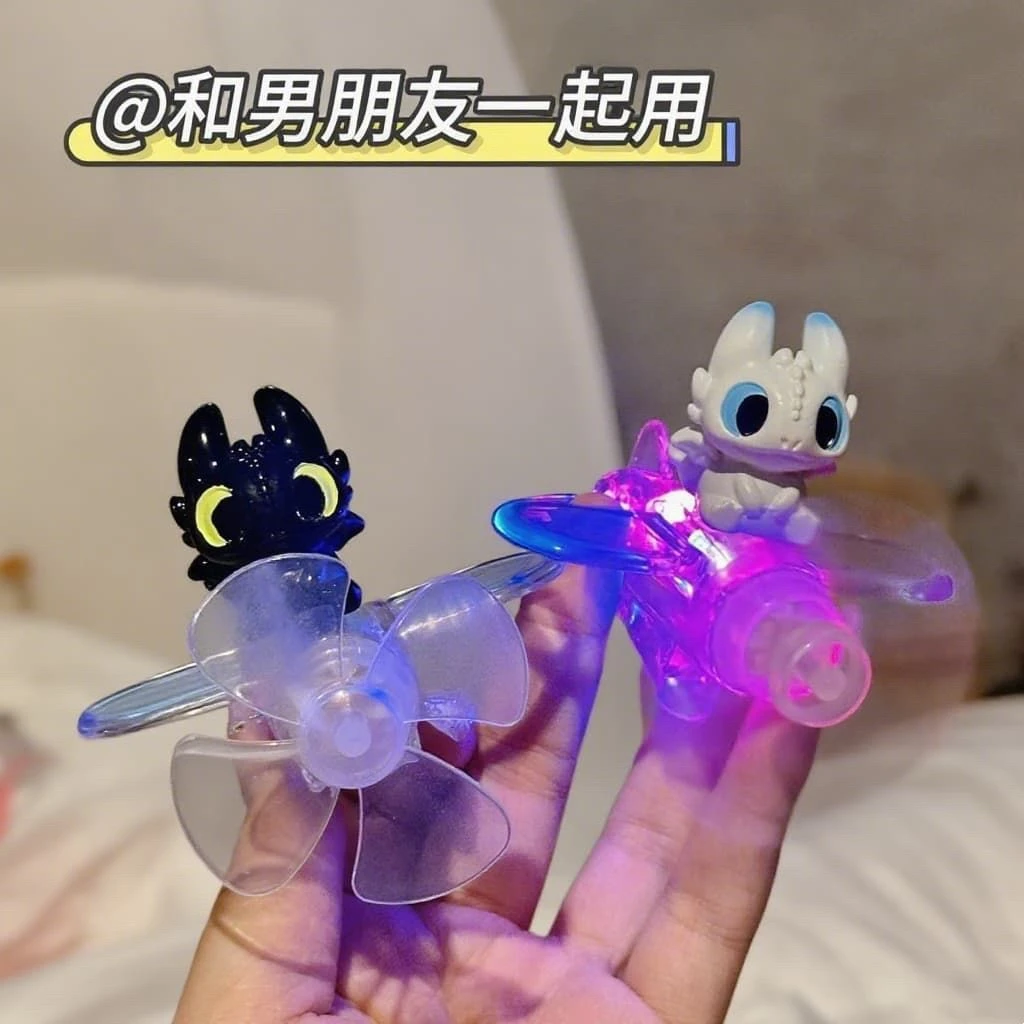 【木木】新款风力发光无牙仔电动车装饰发光车载摆件风风力发电飞机