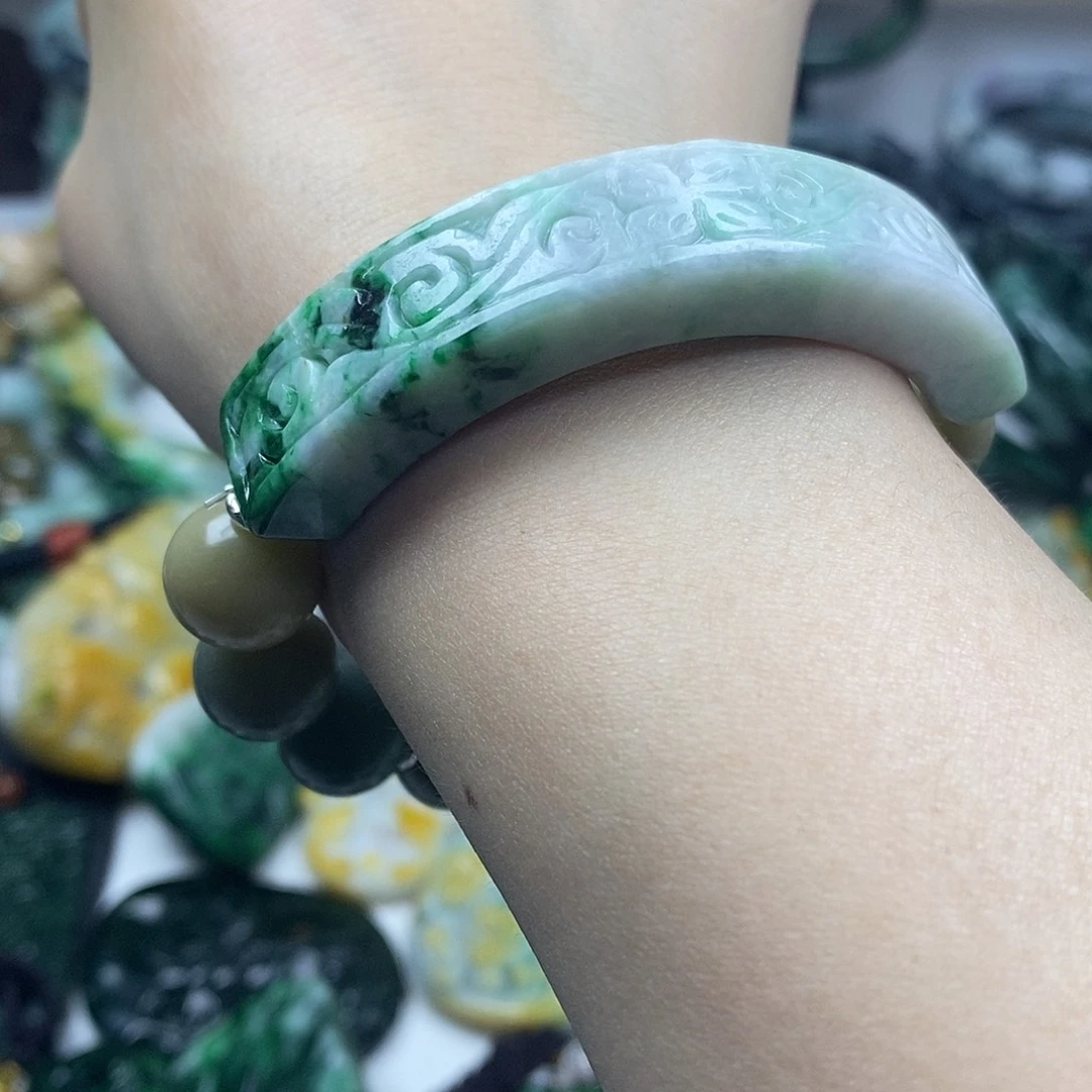 翡翠未镶嵌颈饰手牌