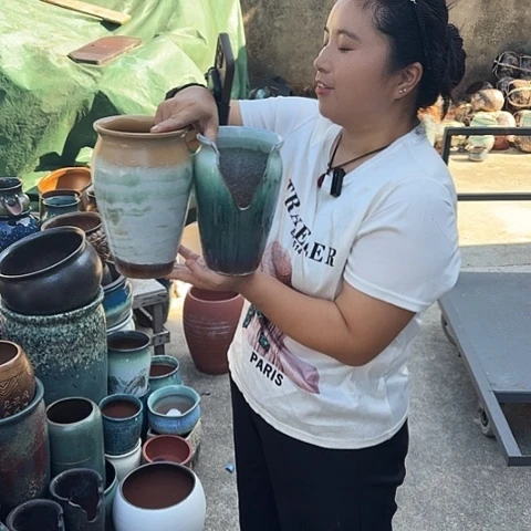 瑕疵两个盆子。