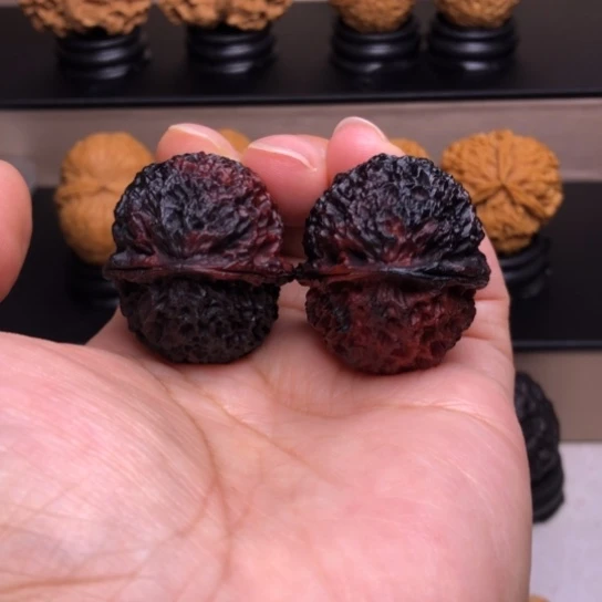 文玩核桃把件龙鳞纹七彩绣球地闷29