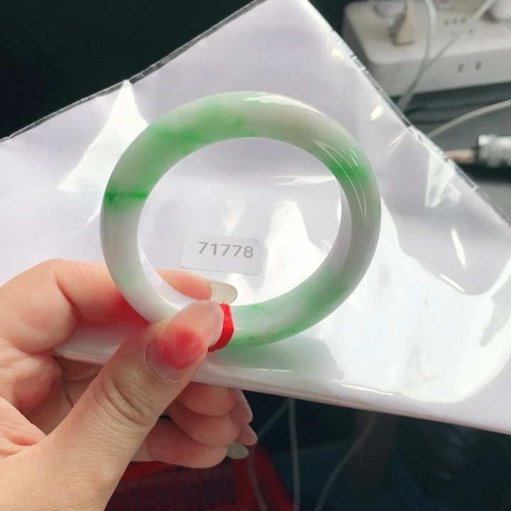 翡翠手镯未镶嵌?****?03。