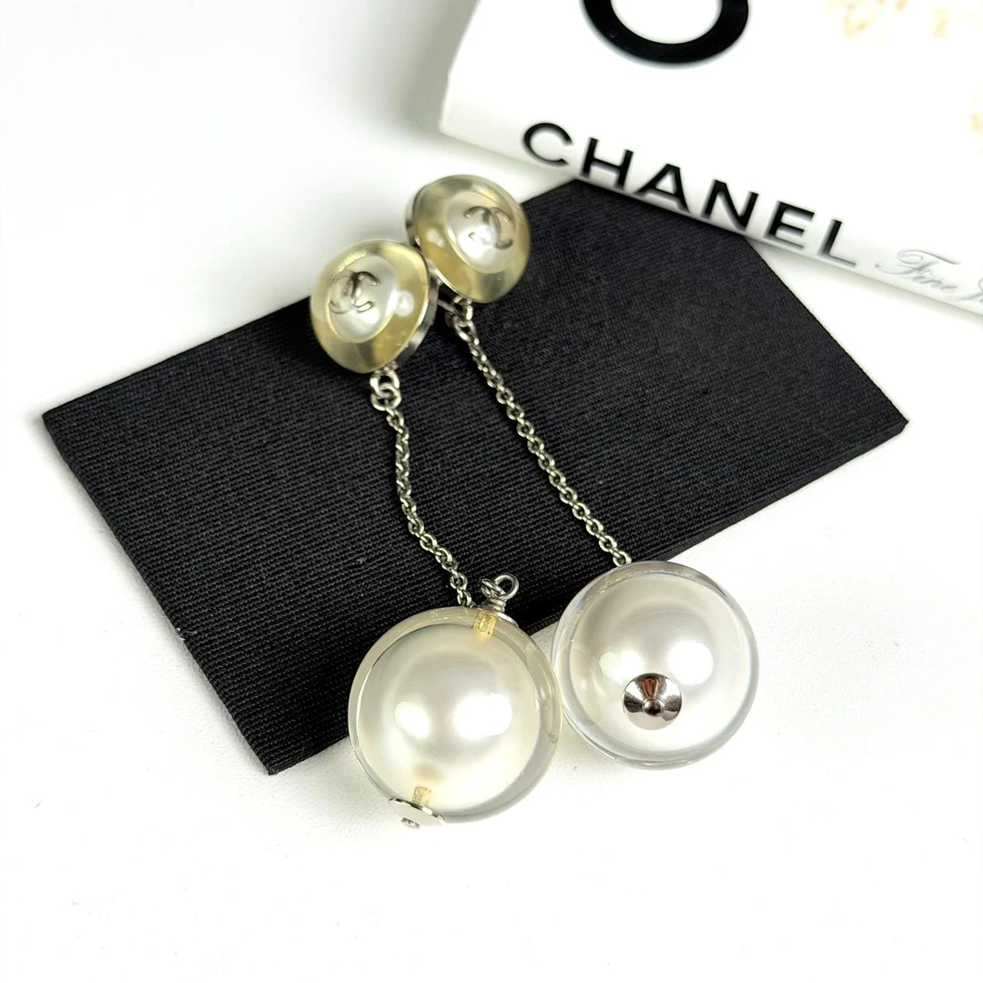 Chanel17K地控中心亚克力球球吊坠 耳钉
