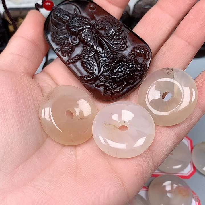 含***宝玛瑙/玉髓颈饰未镶嵌