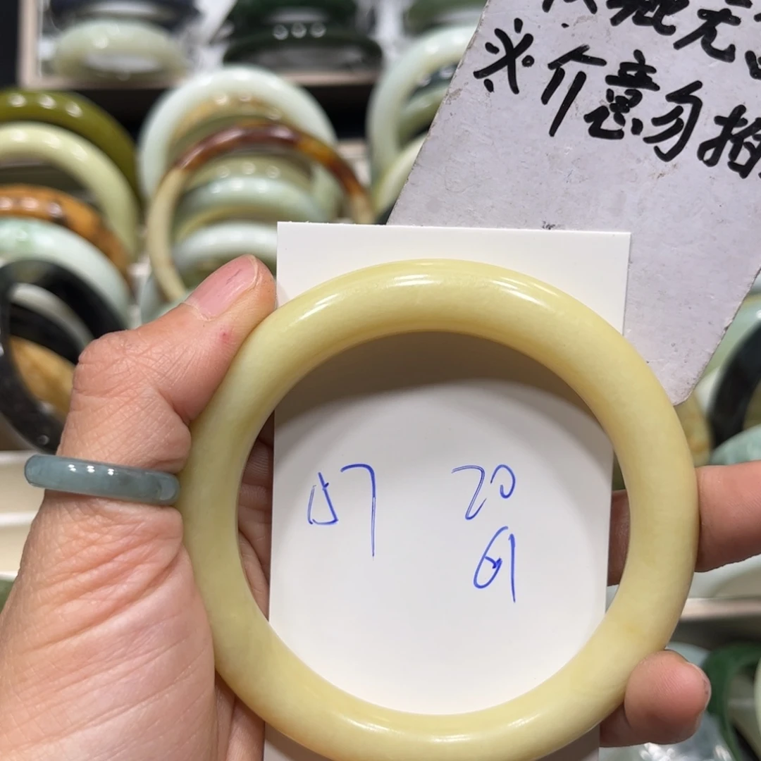 蛇纹石玉手镯未镶嵌倪****）
