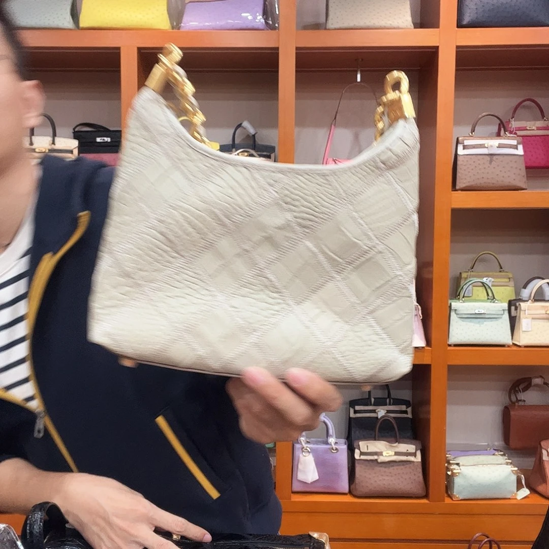 鳄鱼皮（革）成****厂