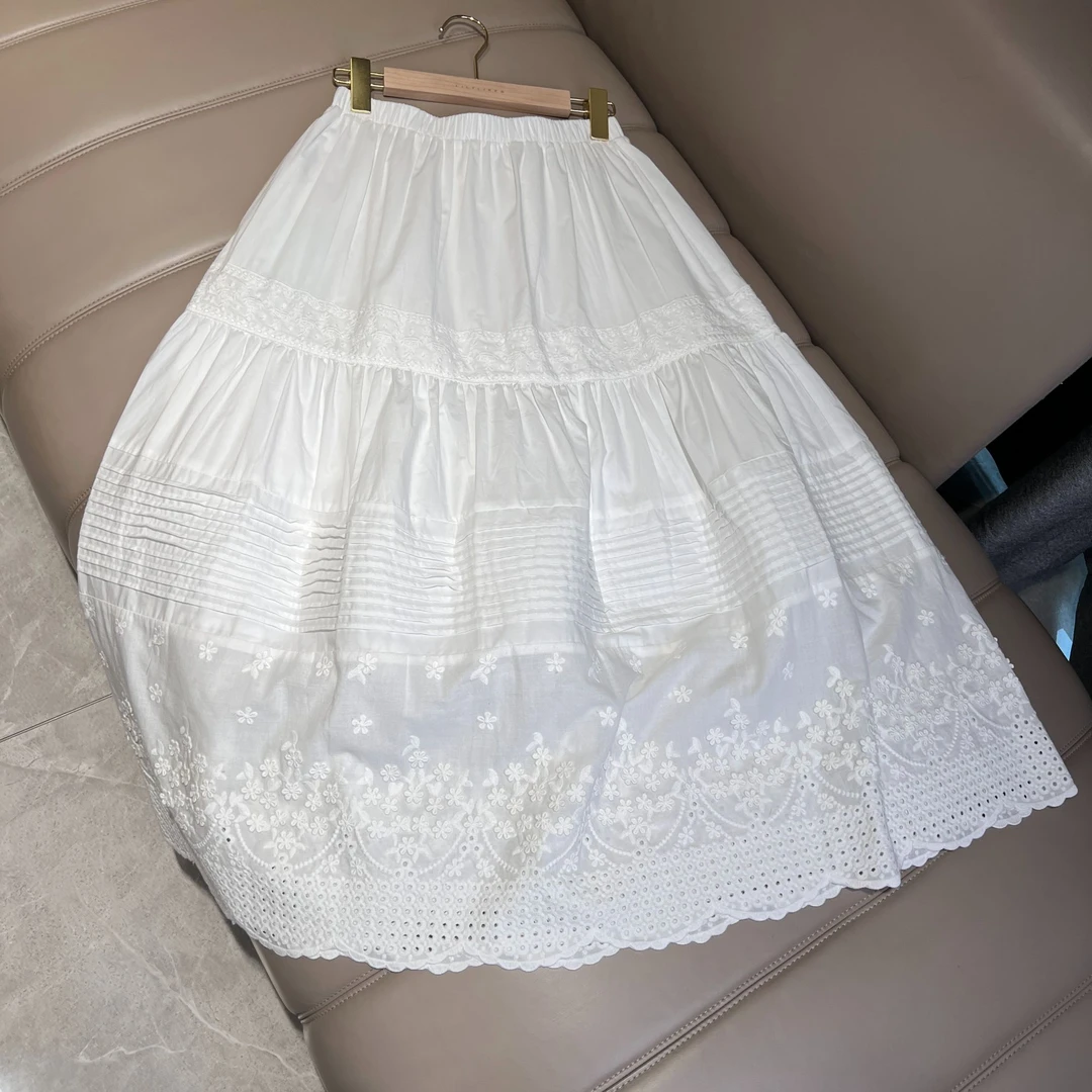 这半身裙 太美了吧！细看上面的重工刺绣