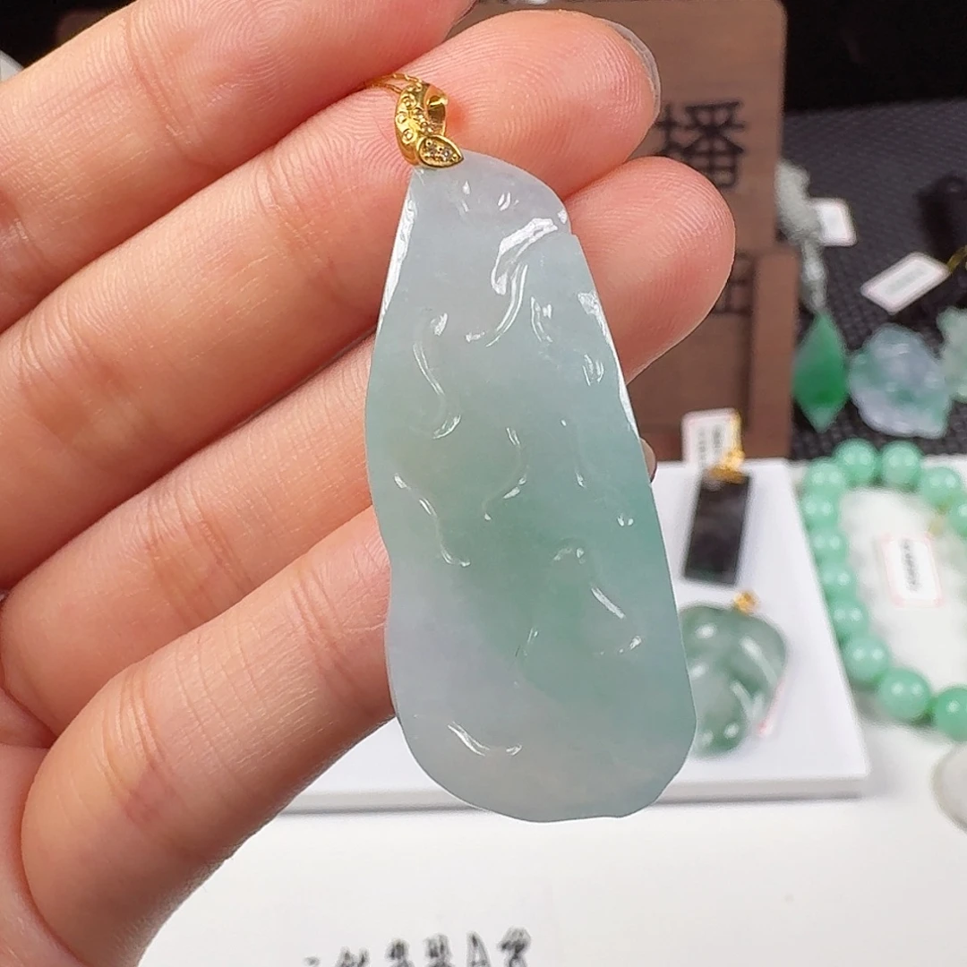 翡翠18K金镶嵌颈饰