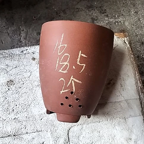 红泥三角两个花盆