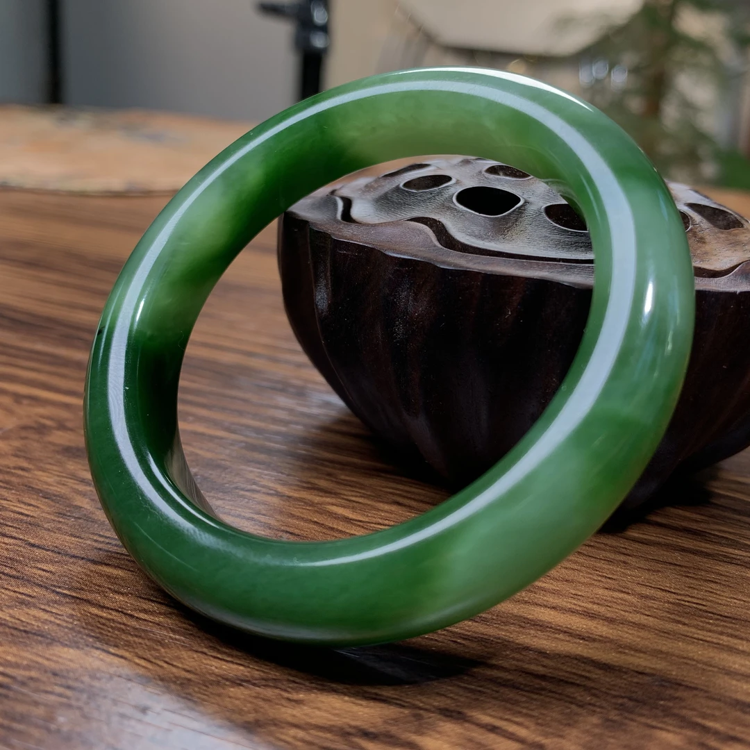 俄罗斯碧玉手镯，整体呈浓郁深沉的绿色，色泽均匀且饱满