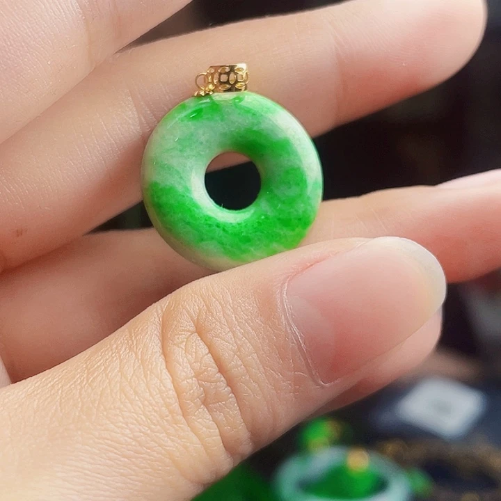 翡翠18K金镶嵌颈饰多样性