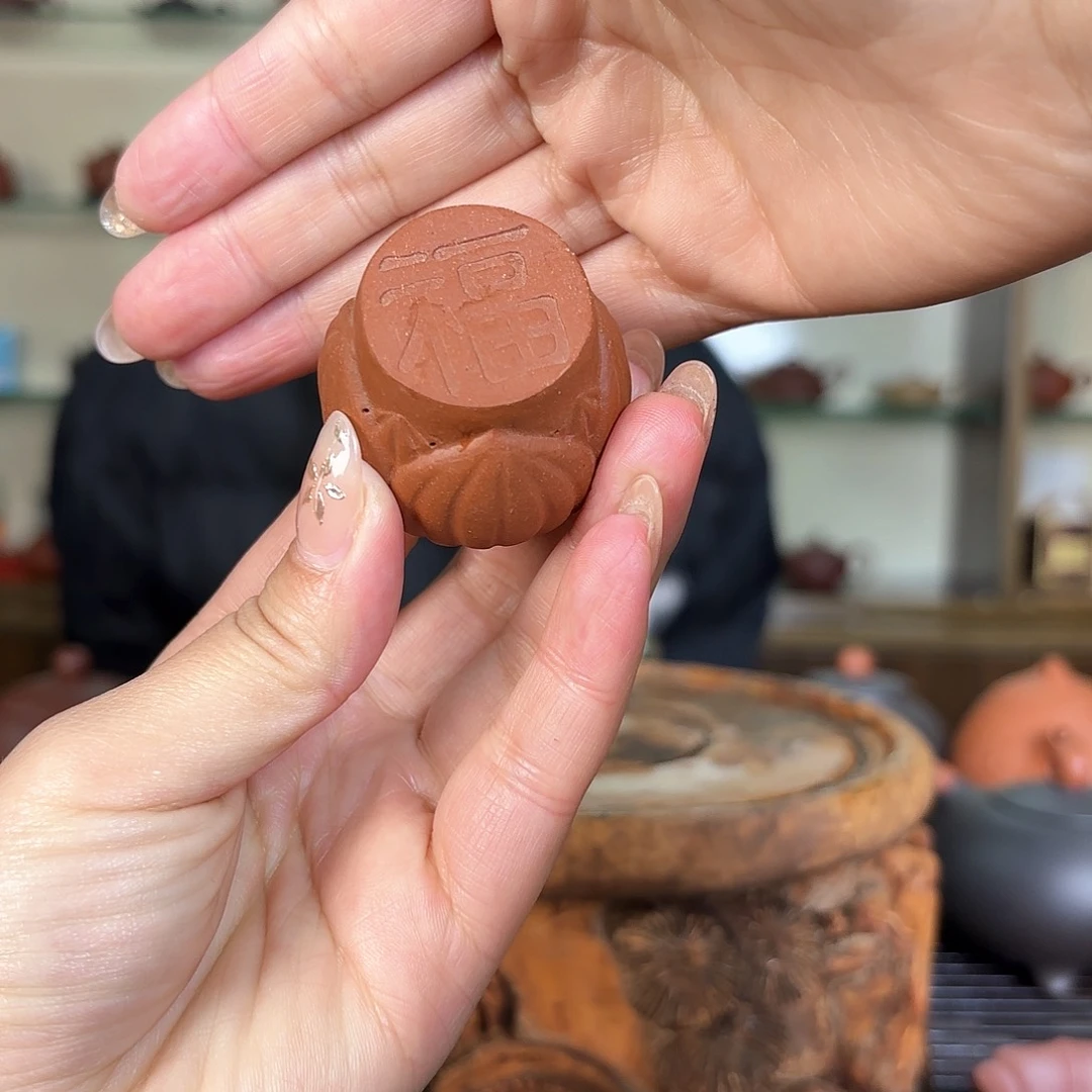 紫砂茶壶一壶李一壶李。