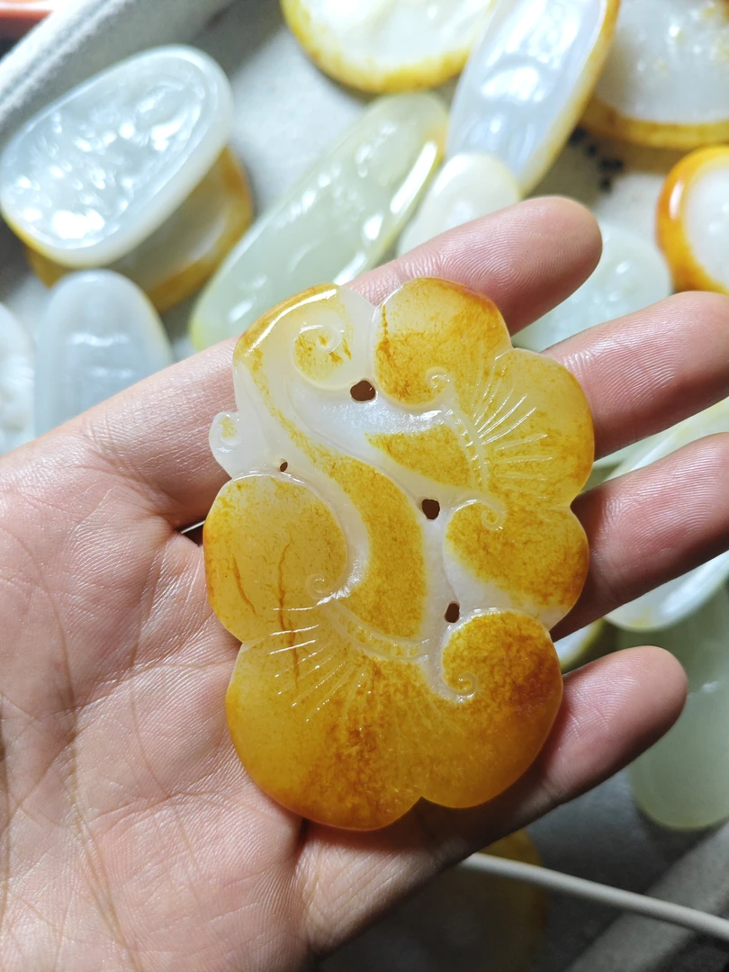 和田玉精品挂件立体镂空如意