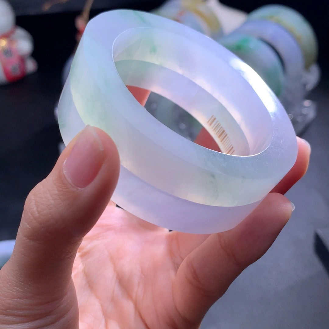 未镶嵌春彩翡翠手镯定制翡翠