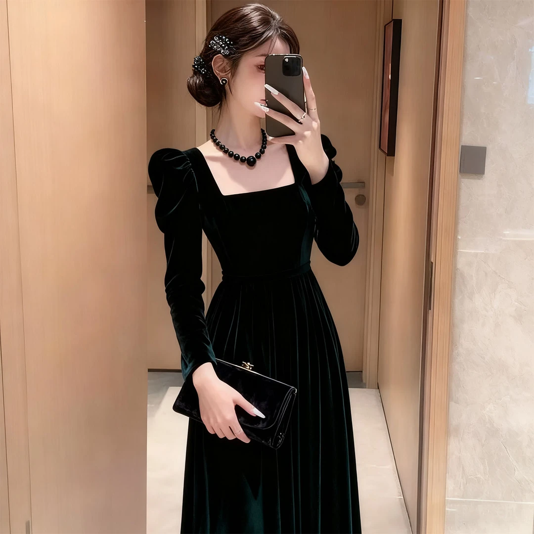 法式赫本小黑裙收腰长裙气质高级感新款潮牌女装方领丝绒连衣裙