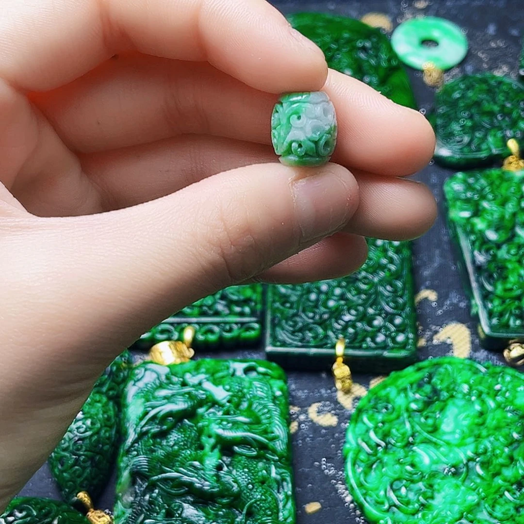 颈饰未镶嵌翡翠多样性