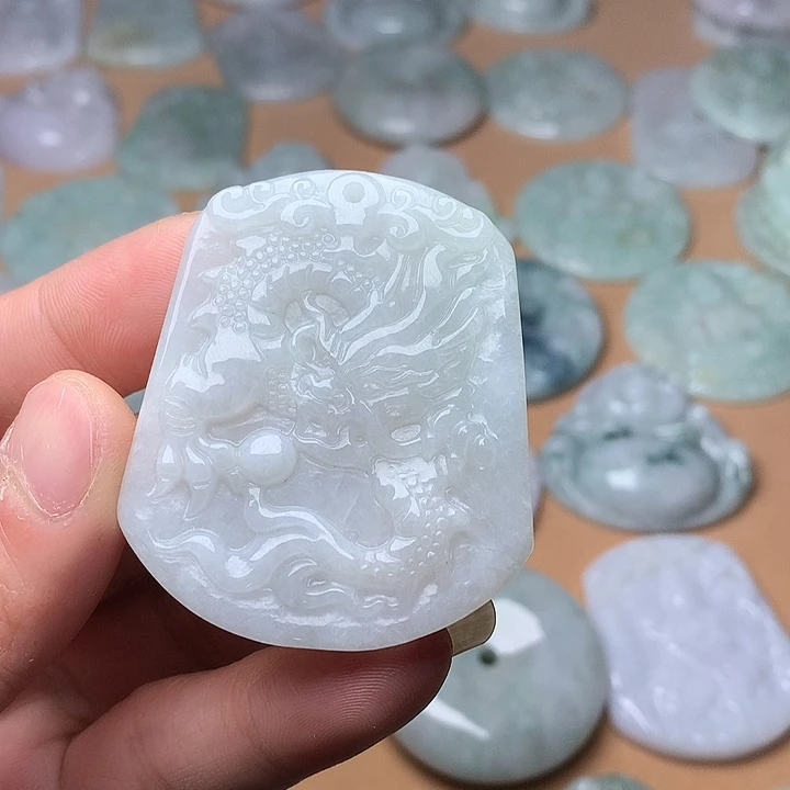 翡翠未镶嵌颈饰龙牌