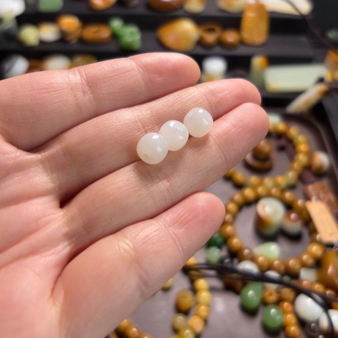 W***刚和田玉未镶嵌颈饰