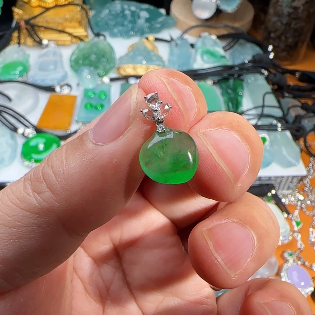 翡翠18K金镶嵌颈饰冰绿小桃子