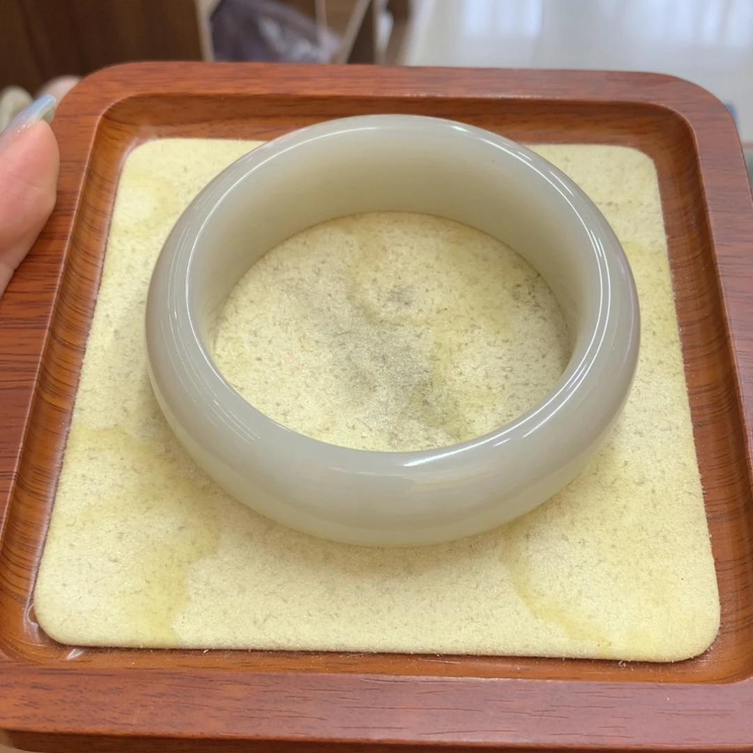 ****欢未镶嵌手镯石英质玉