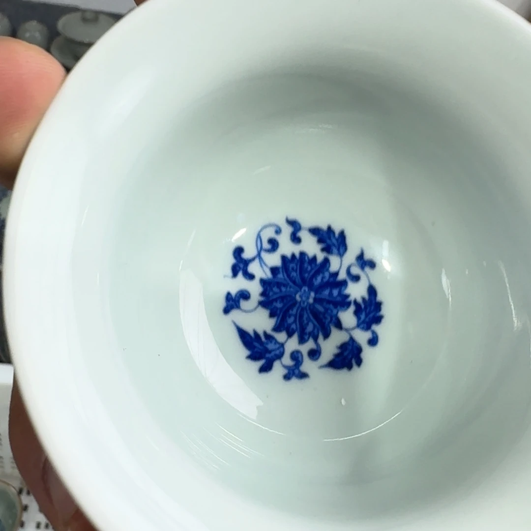 青花缠枝莲压手杯全