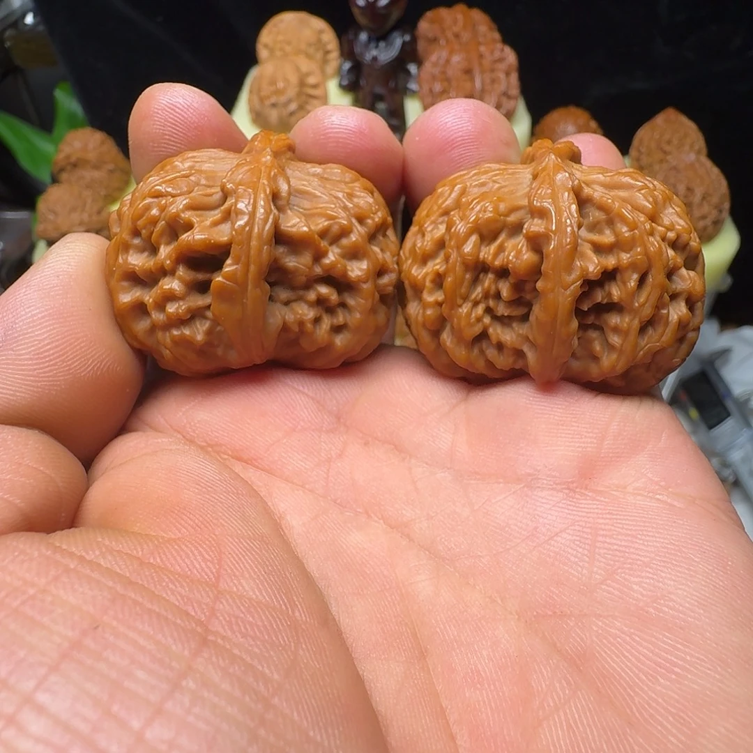 文玩核桃把件卡肚40.9毫米白狮子异型(已打底)