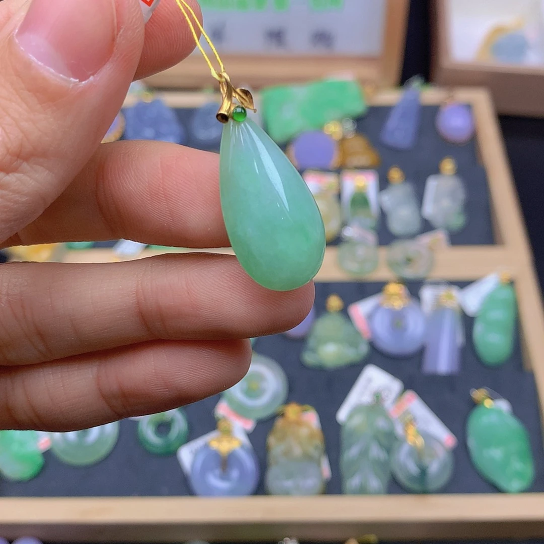 翡翠颈饰18K金镶嵌翡翠