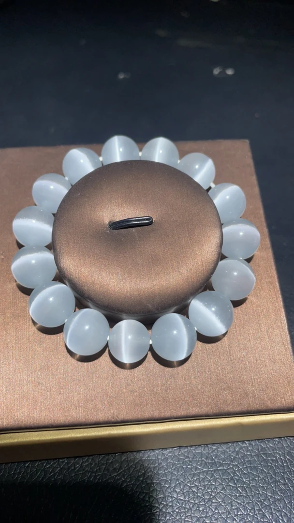 64  卡14白猫眼手链