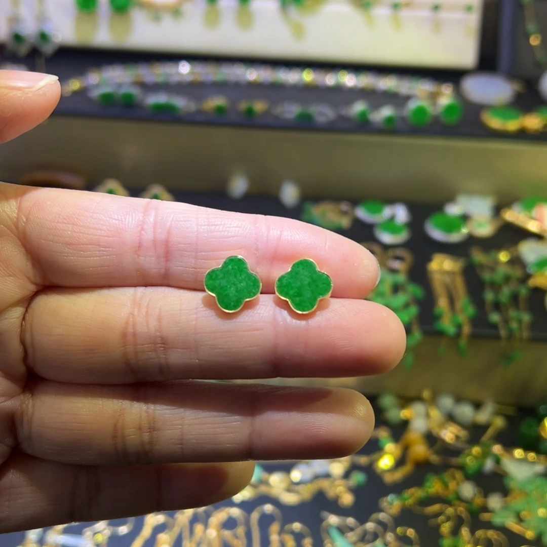 颈饰18K金镶嵌翡翠耳钉