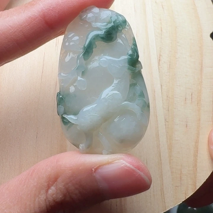 翡翠未镶嵌颈饰鹿