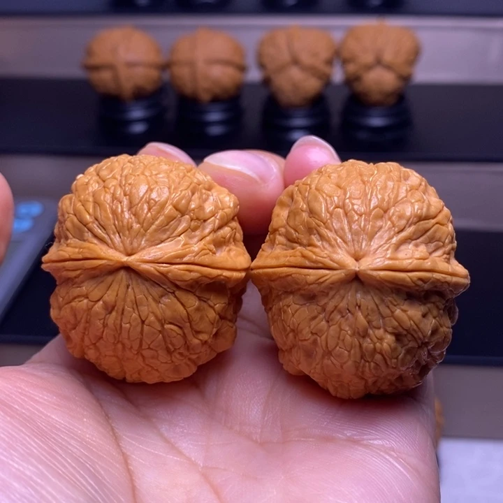 文玩核桃把件金丝绣球50