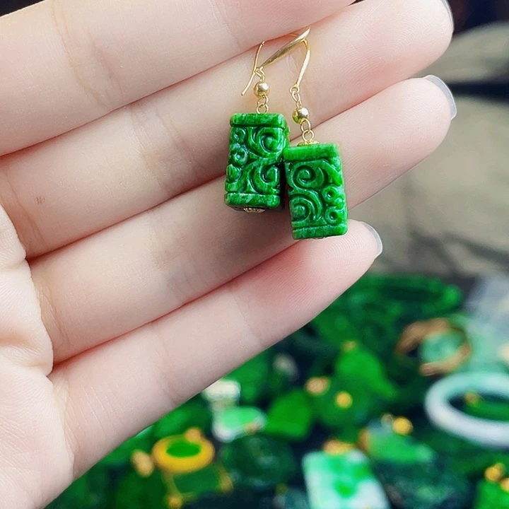 颈饰18K金镶嵌翡翠多样性