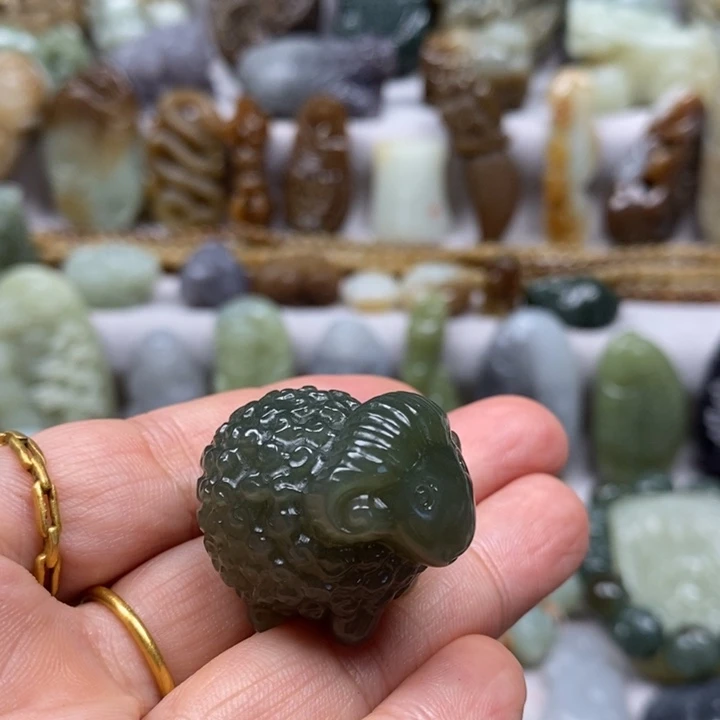 和田玉未镶嵌把件