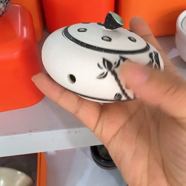 主人杯一个，瓷。品茗