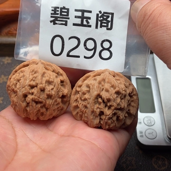 文玩核桃吊坠白狮子全品42