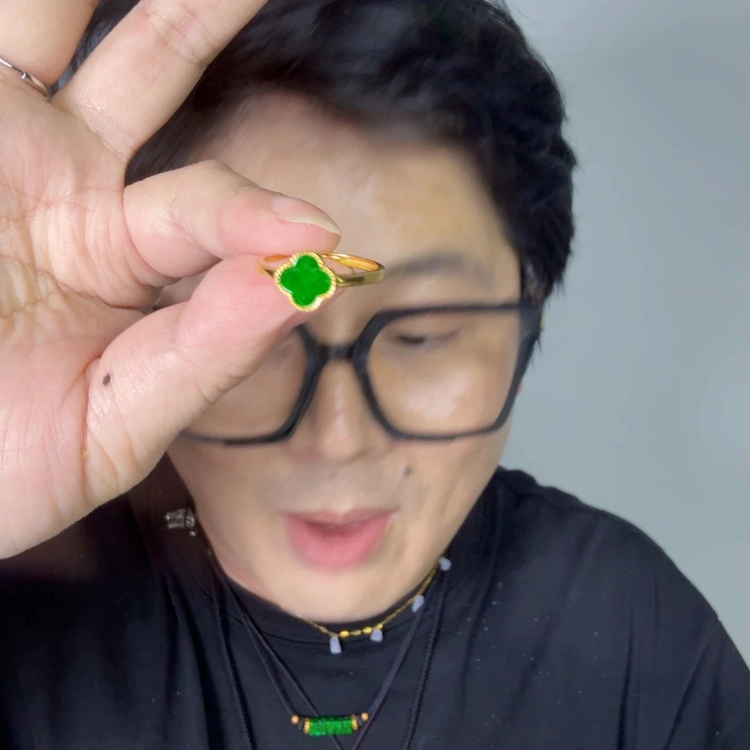 翡翠未镶嵌颈饰一件