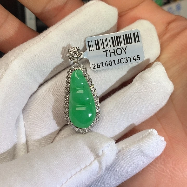 颈饰18K金镶嵌翡翠h****m