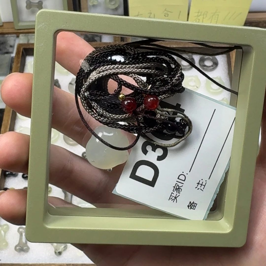 蛇纹石玉吊坠未镶嵌嗑****女