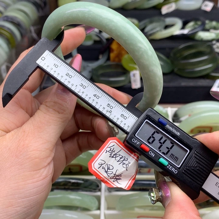 蛇纹石玉手镯未镶嵌1