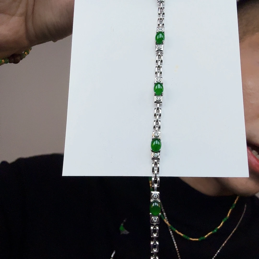 翡翠未镶嵌颈饰一件