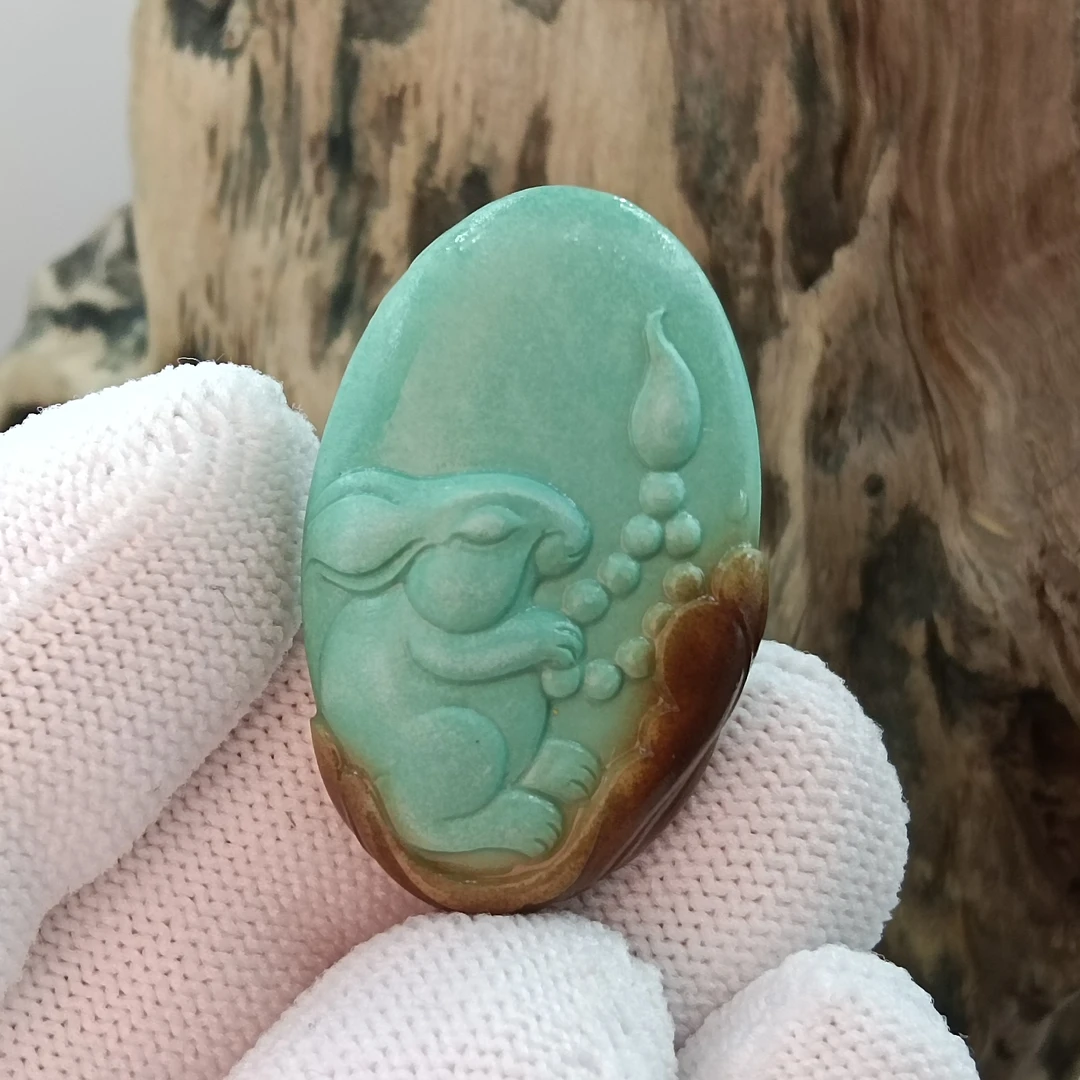 原矿绿松石高瓷精雕玉兔牌