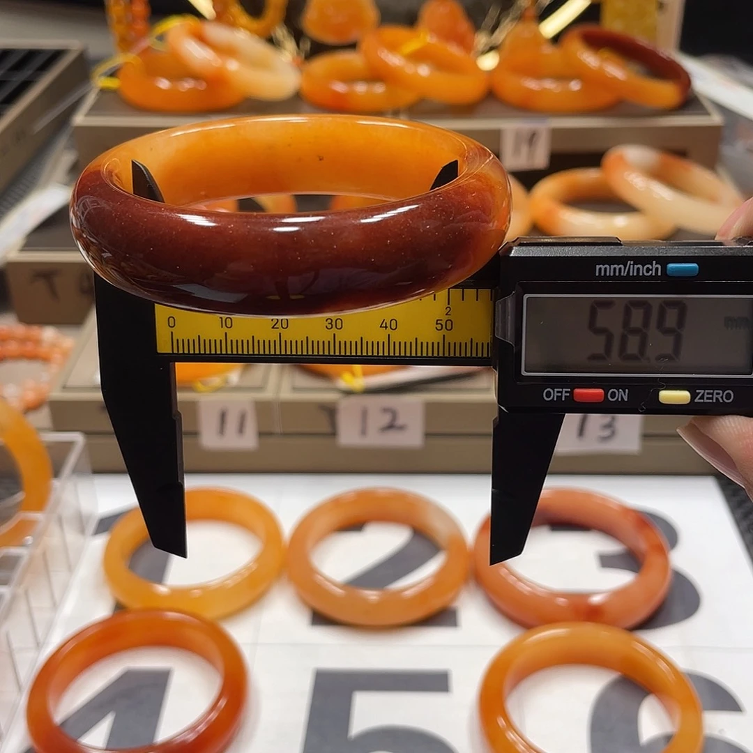 未镶嵌石英质玉（黄龙玉）手镯