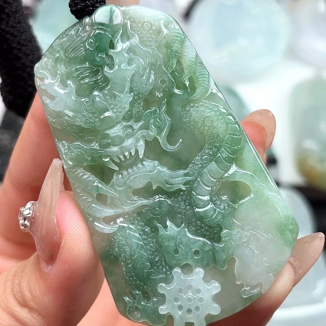 翡翠未镶嵌颈饰龙牌