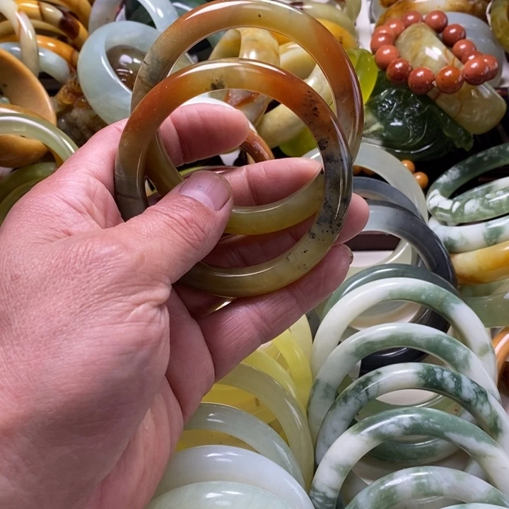 未镶嵌透闪石-蛇纹石玉手镯