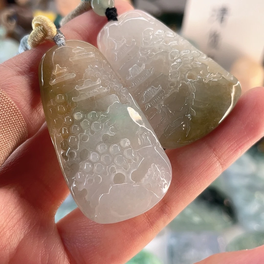 翡翠未镶嵌颈饰山水牌一对