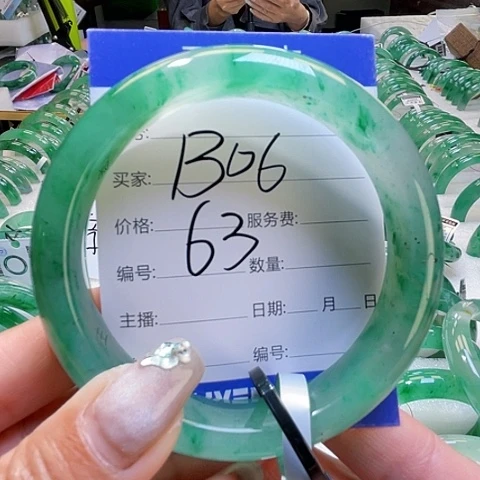 石英质玉未镶嵌颈饰一个