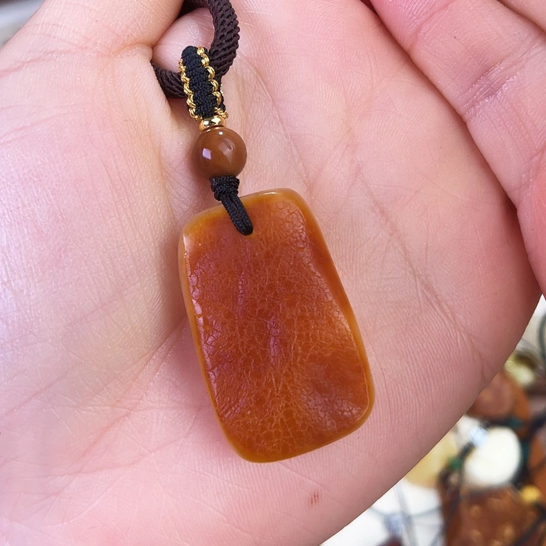 琥珀珠宝奇石未镶嵌。