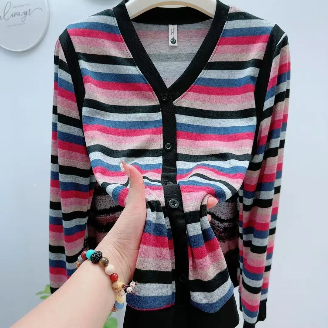 撞色V领彩虹条纹针织套头衫女早秋新款时尚气质减龄显瘦长袖上衣